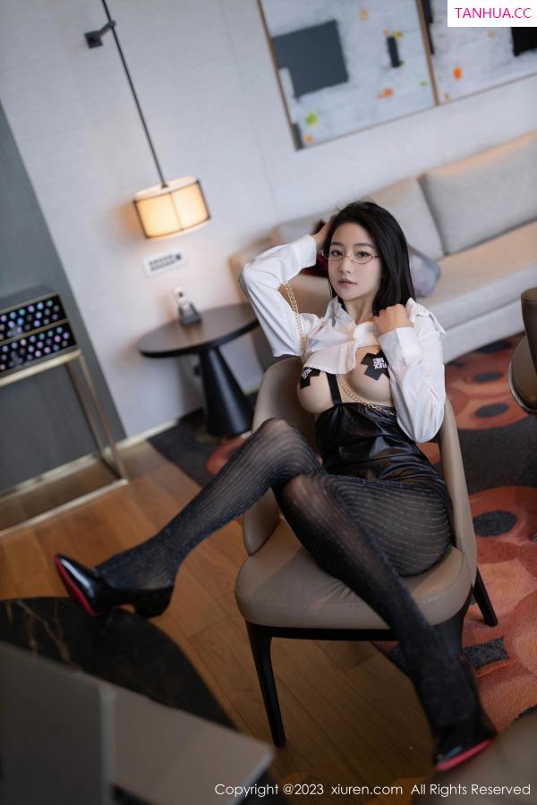 熊小诺 哎小诺 [XiuRen]高清写真图 2023.10.23 No.7547 熊小诺 短裙黑丝第11张图片